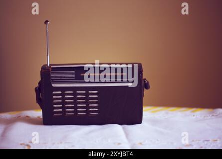 Antik Radio auf vintage Hintergrund Stockfoto