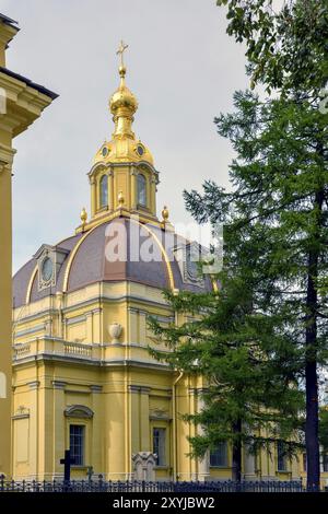 Christlich-orthodoxe Kirche mit goldenen Kuppeln in den Gärten der Festung Sankt Peter in Sankt Petersburg Stockfoto