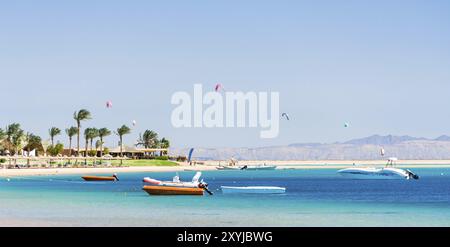 Hotel mit Palmen am Roten Meer in Ägypten mit Booten und Kitesurfern Stockfoto