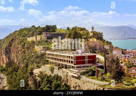 Nafplio, Griechenland, 30. März 2019: Peloponnes Altstadtpanorama mit Kirchturm, Meer und schneebedeckten Berggipfeln, Europa Stockfoto