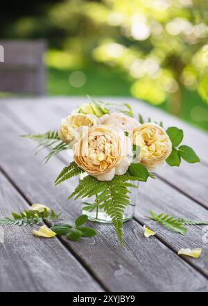 Schöner Strauß englischer gelber Rosenblumen im Garten des Sommerhauses als romantisches Geschenk. Gartenbau oder Floristik. Kopierbereich. Stockfoto