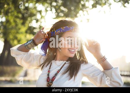 Gerne slim tan Frau in Jeans tanzen am Strand im Sonnenuntergang Stockfoto