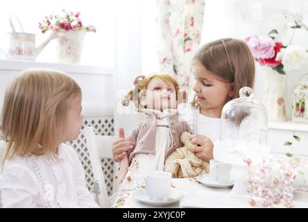 Zwei kleine süße Schwestern spielt auf Tee-Partys Stockfoto