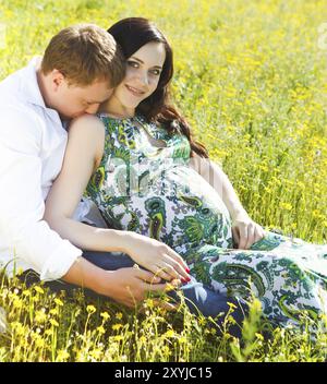 Junge Brautpaar Schwangere im Blüte Frühlingspark. Outdoor portrait Stockfoto