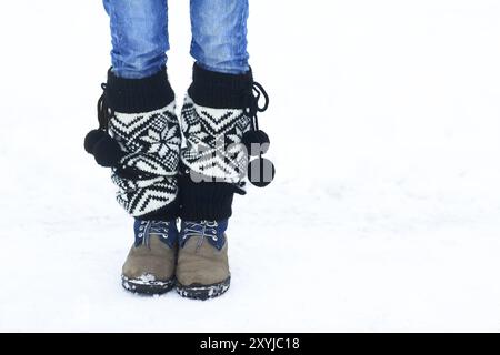 Die Beine der Frau wandern in Winter Park. Mädchen in einem Stiefel wandern Schnee Wetter. Nahaufnahme von winter Schuhe. Mit Kopie Raum für einen Text Stockfoto