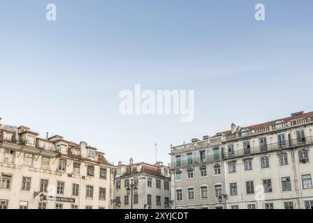 Lisboa, Portugal, 21. Juli 2016: Alte, abgenutzte Häuser, die reparaturbedürftig sind, Europa Stockfoto