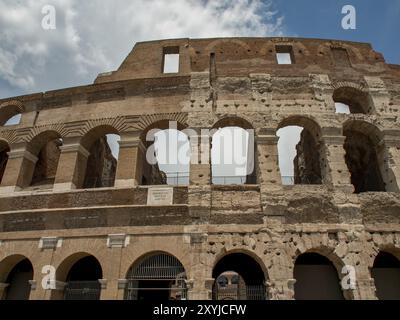 Seitenansicht des Kolosseums mit Bögen und strukturierten Wänden, Rom, Italien, Europa Stockfoto