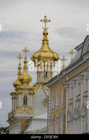 Detaillierte Ansicht von zwei prächtig dekorierten goldenen Kirchtürmen im barocken Stil, sankt petersburg, ostsee, russland Stockfoto