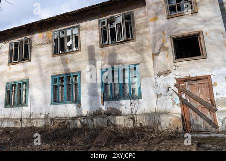 Ein altes verlassenes zweistöckiges Haus mit verschlossenen Fenstern und Türen Stockfoto