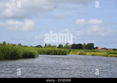 Broek op Langedijk, Niederlande. Juli 2023. Das Gebiet der tausend Inseln bei Scharwoude Stockfoto