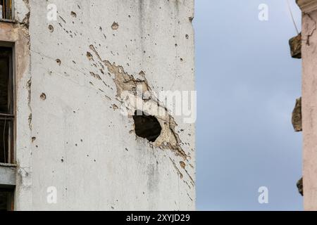 1992/1995 Ex-Jugoslawien-Kriege Stigmata: Kugeln, Schrapnelllöcher treffen auf Gebäudewände. Kriegsschäden als Narben, bosnische Stadt, Mostar, Bosnien-Herzegowina Stockfoto