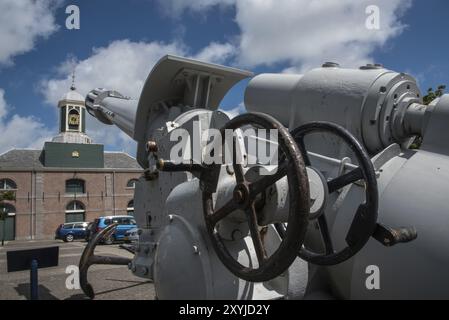 Den Helder, Niederlande. Juli 2021. Verteidigungsartillerie mit dem Marinemuseum im Hintergrund. Stockfoto