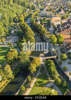 Luftaufnahme einer städtischen Landschaft mit Fluss, Brücken und vielen Bäumen, Nagold, Schwarzwald, Deutschland, Europa Stockfoto