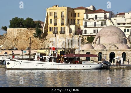 Die lebhafte Hafenstadt Chania ist ein wichtiges Tor zur Insel. Als alte Hafen- und Handelsstadt hat Chania ein besonderes Flair Stockfoto