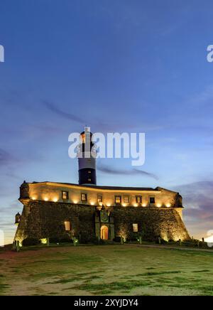 Nacht-Blick auf die berühmte und historische Leuchtturm von Barra am Ufer des Todos os Santos Bucht in der Stadt Salvador, Bahia Stockfoto