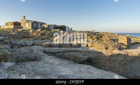 Portland Bill, Jurassic Coast, Dorset, Großbritannien, 22. April 2017: die Fischerhütten mit einem Fischerboot Stockfoto