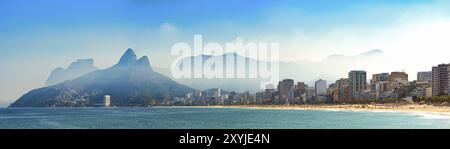 Panoramablick auf die Strände von Arpoador, Ipanema und Leblon in Rio de Janeiro mit Himmel und Hügel zwei Brüder, Vidigal und Gavea Stein in t Stockfoto