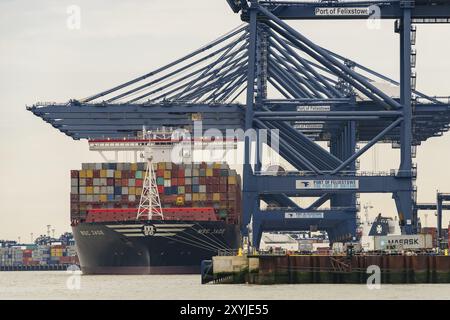 Felixstowe, Suffolk, England, Vereinigtes Königreich, 28. Mai, 2017: der Hafen von Felixstowe mit einigen Kränen, Containern und einem Containerschiff Stockfoto