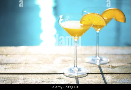 Sektgläser mit Orangenscheibe. Mimosa cocktail. Sommer-Pool-party Stockfoto