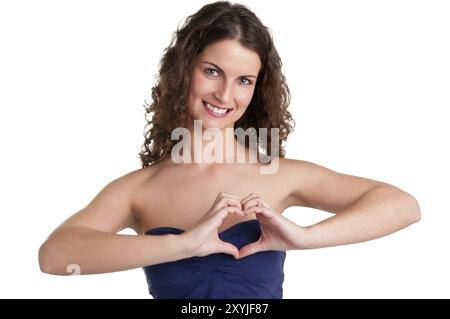 Frau macht ein Herzsymbol mit ihren Händen, in einem weißen Hintergrund isoliert Stockfoto