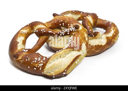 Frische Brezeln aus Bayern auf weißem Hintergrund Stockfoto