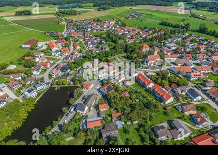 Das Dorf Türkenfeld im oberbayerischen Alpenvorland von oben Stockfoto