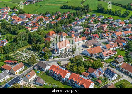 Das Dorf Türkenfeld im oberbayerischen Alpenvorland von oben Stockfoto