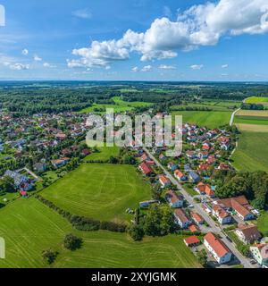 Das Dorf Türkenfeld im oberbayerischen Alpenvorland von oben Stockfoto