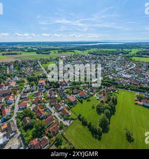 Das Dorf Türkenfeld im oberbayerischen Alpenvorland von oben Stockfoto