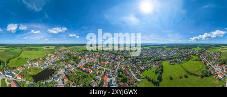 Das Dorf Türkenfeld im oberbayerischen Alpenvorland von oben Stockfoto