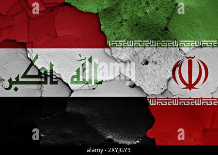 Flaggen des Irak und des Iran auf zerrissene Wand gemalt Stockfoto