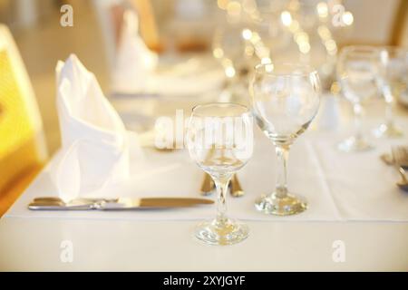 Gläser und Teller auf den Tischen im Restaurant im Freien Stockfoto