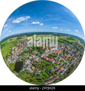 Das Dorf Türkenfeld im oberbayerischen Alpenvorland von oben Stockfoto