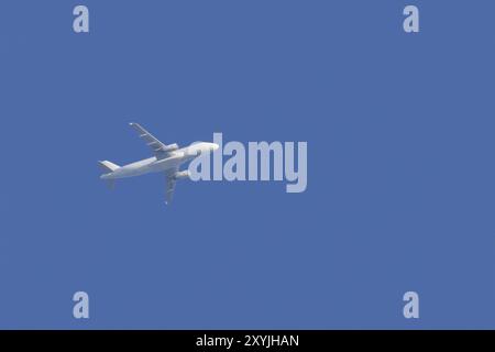 Airbus A-320-Flugzeuge fliegen über einen blauen Himmel, England, Großbritannien, Europa Stockfoto