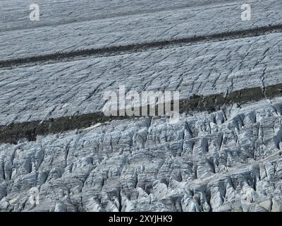 Gletscherspalten und Moränen des Großen Aletschgletschers Stockfoto