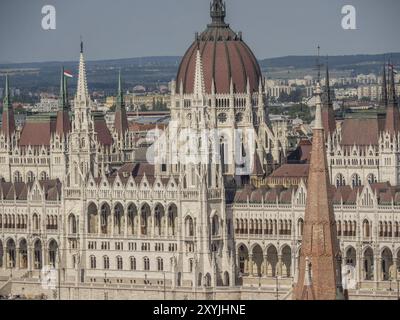 Das imposante parlamentsgebäude mit seiner markanten Kuppel und umliegenden Türmen im Stadtblick, budapest, donau, ungarn Stockfoto