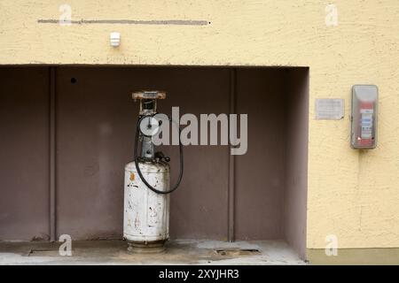 Rostige Benzinpumpe mit Feuerlöscher Stockfoto