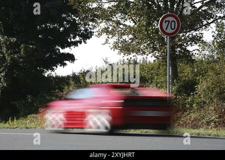 Geschwindigkeit vor einem Schild mit 70 km/h Stockfoto