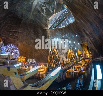 Unterirdischer Freizeitpark im großen Salzbergwerk Salina Turda, Turda in Rumänien, Siebenbürgen. Beliebtes Touristenziel. Stockfoto