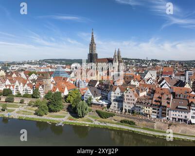 Aus der Vogelperspektive auf Ulms historisches Stadtzentrum mit Donau und Dom, Ulm, Baden-Württemberg, Deutschland, Europa Stockfoto