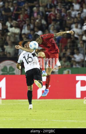 Fußballspiel, Aaron KELLER SSV Ulm im Luftkampf mit Minjae KIM FC Bayern München schafft es KIM den Ball nach unten zu führen, Donaustadion Football Stockfoto