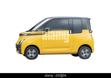 Seitenansicht eines kleinen oder kleinen gelben Elektroautos ist auf weißem Hintergrund mit Beschneidungspfad isoliert. Stockfoto