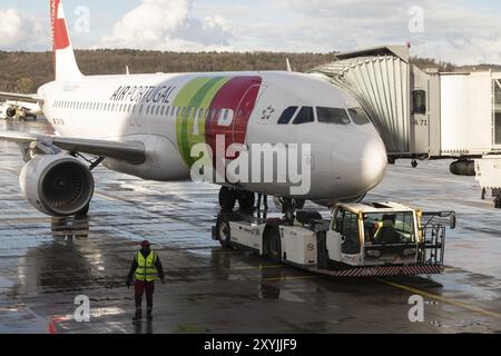 Flug, Passagierflugzeug Teofilo Braga vom Typ Airbus A320 der Fluggesellschaft TAP Air Portugal mit Flugzeugschlepper während des Pushback am Terminal in Stockfoto