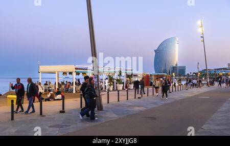 Nachtleben an der Strandpromenade in Barcelona, Spanien, Europa Stockfoto