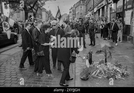 Deutschland, Dresden, 15. Juni 1991, Trauerzug für den neonazistischen Rainer Sonntag, erschossen von Zuhältern, Kranzniederlegung am Tatort der mur Stockfoto