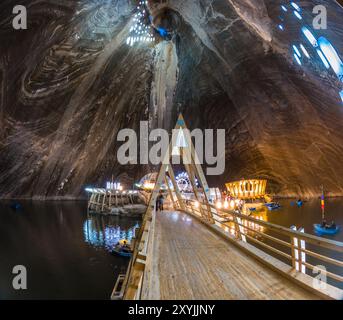 Unterirdischer Freizeitpark im großen Salzbergwerk Salina Turda, Turda in Rumänien, Siebenbürgen. Beliebtes Touristenziel. Stockfoto