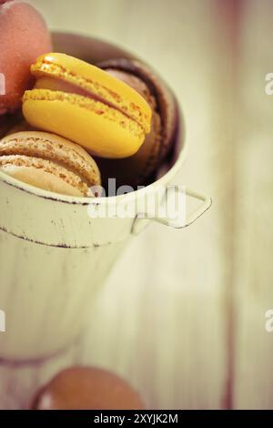 Französische Makronen im Becher. Nahaufnahme. FREIHEITSGRAD Stockfoto