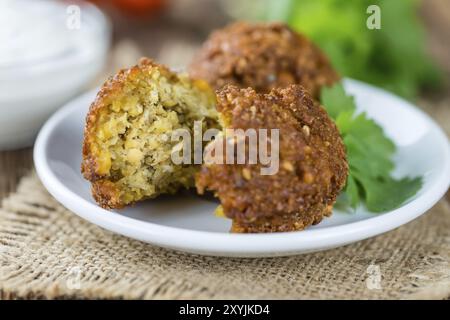 Holztisch mit Falafeln (Nahaufnahme, selektiver Fokus) Stockfoto