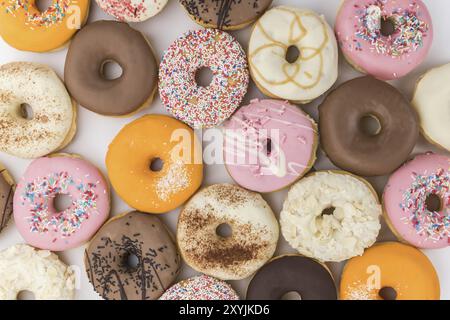 Einige frisch zubereitete Donuts (Ansicht von oben, Nahaufnahme) Stockfoto