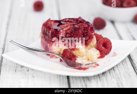 Stück Himbeerkuchen auf einem alten Holztisch (selektiver Fokus, Nahaufnahme) Stockfoto